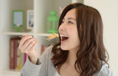 カロリーが同じなら、食べるのにかける時間は5分でも30分でも同じ？