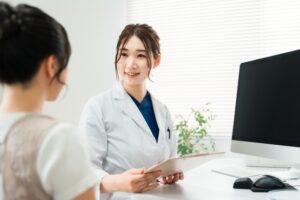 栄養指導をする女性